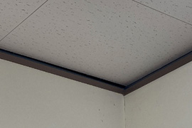 施工前：壁と天井の間に隙間が発生していた