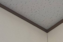 施工後：壁と天井の間の隙間が改善