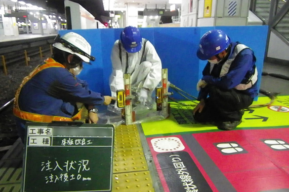 駅ホーム空隙充填工事　施工の様子