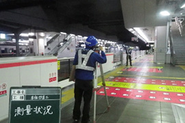 駅ホーム空隙充填工事　施工の様子