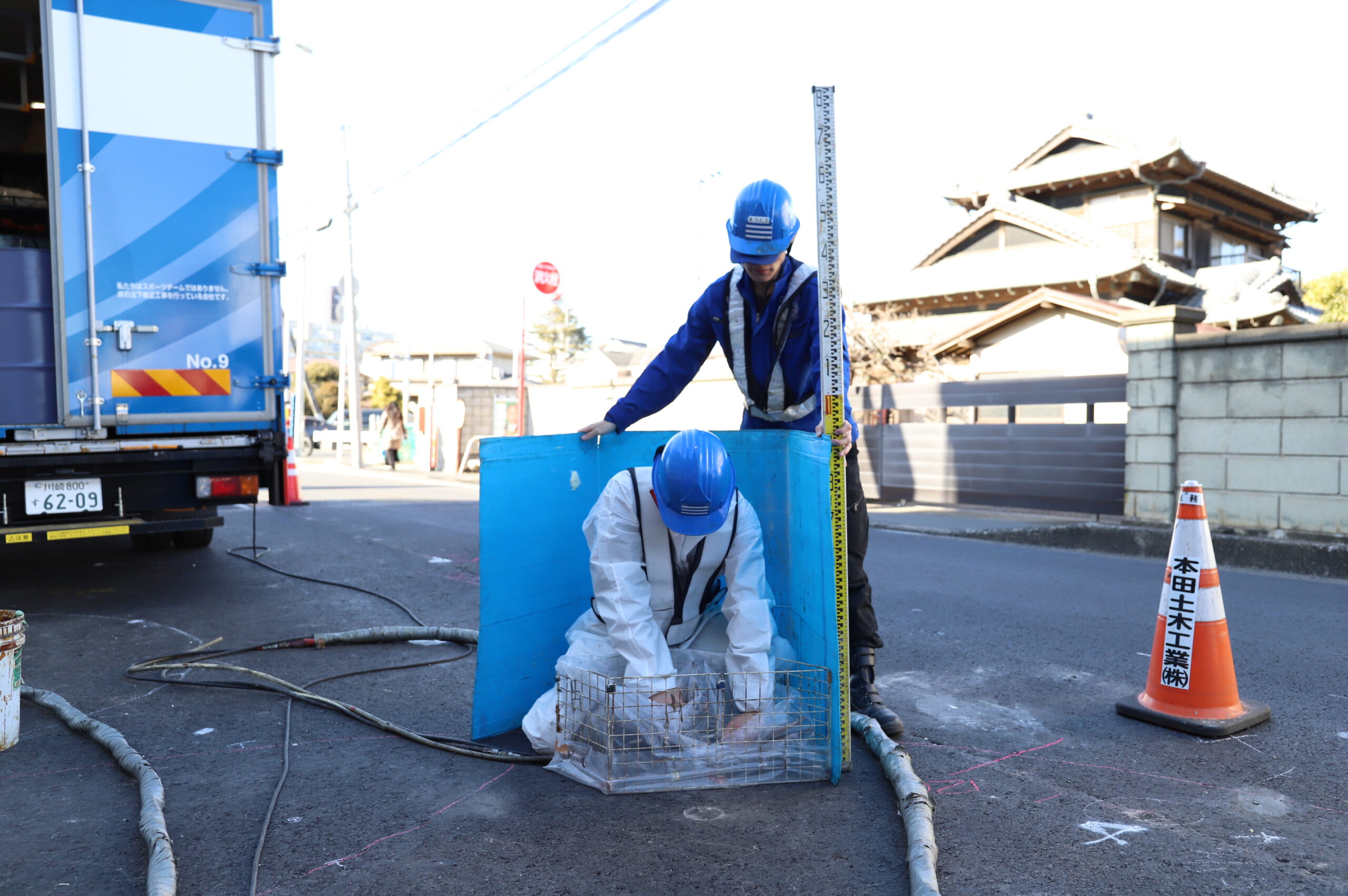 ウレタン樹脂を注入し空洞を充填