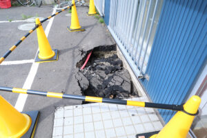 地盤や路盤、土間床下の空洞を補修する空洞充填工事の方法と重要性について